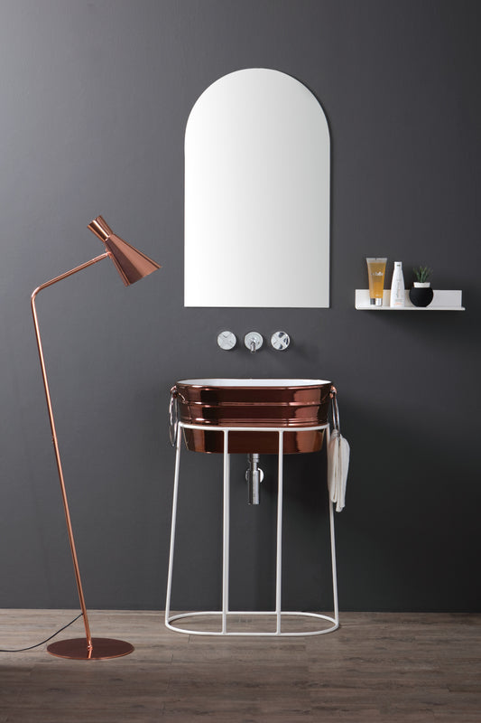 KOMPOSITION AUS KUPFERWANNE AUF WEISSER STRUKTUR