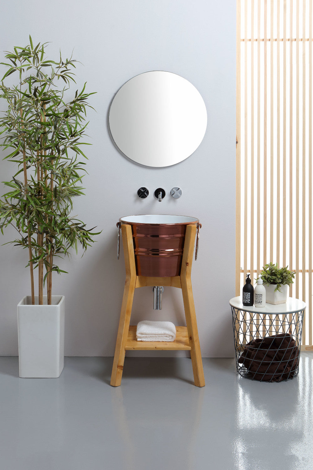 Kupferbecken-Zusammensetzung auf natürlicher Tannenstruktur