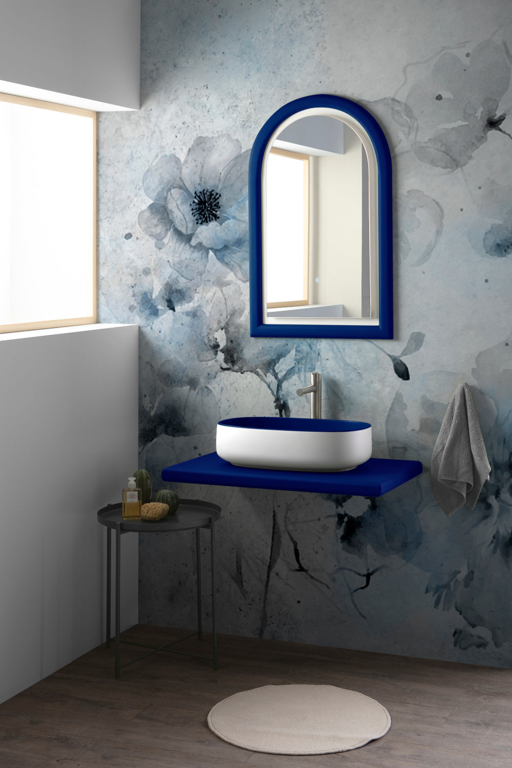 BUCCHERO-KOMPOSITION MIT REGAL UND SAPHIRBLAUEM SPIEGEL