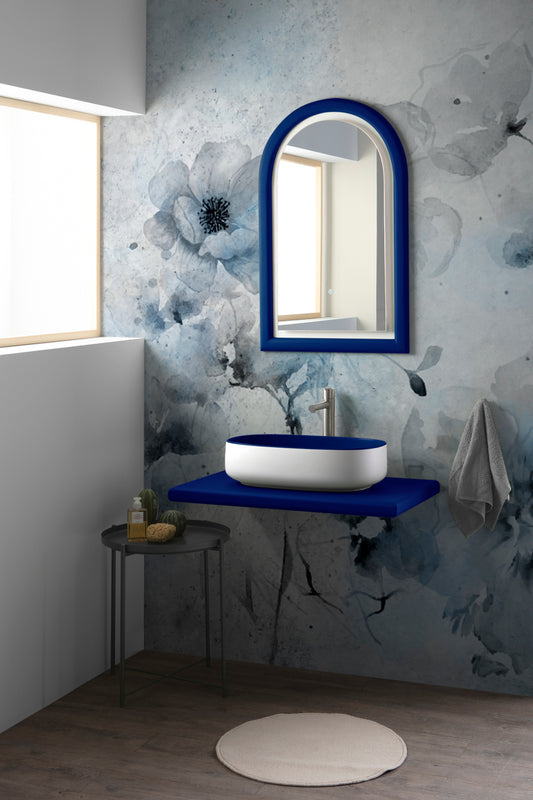 BUCCHERO-KOMPOSITION MIT REGAL UND SAPHIRBLAUEM SPIEGEL