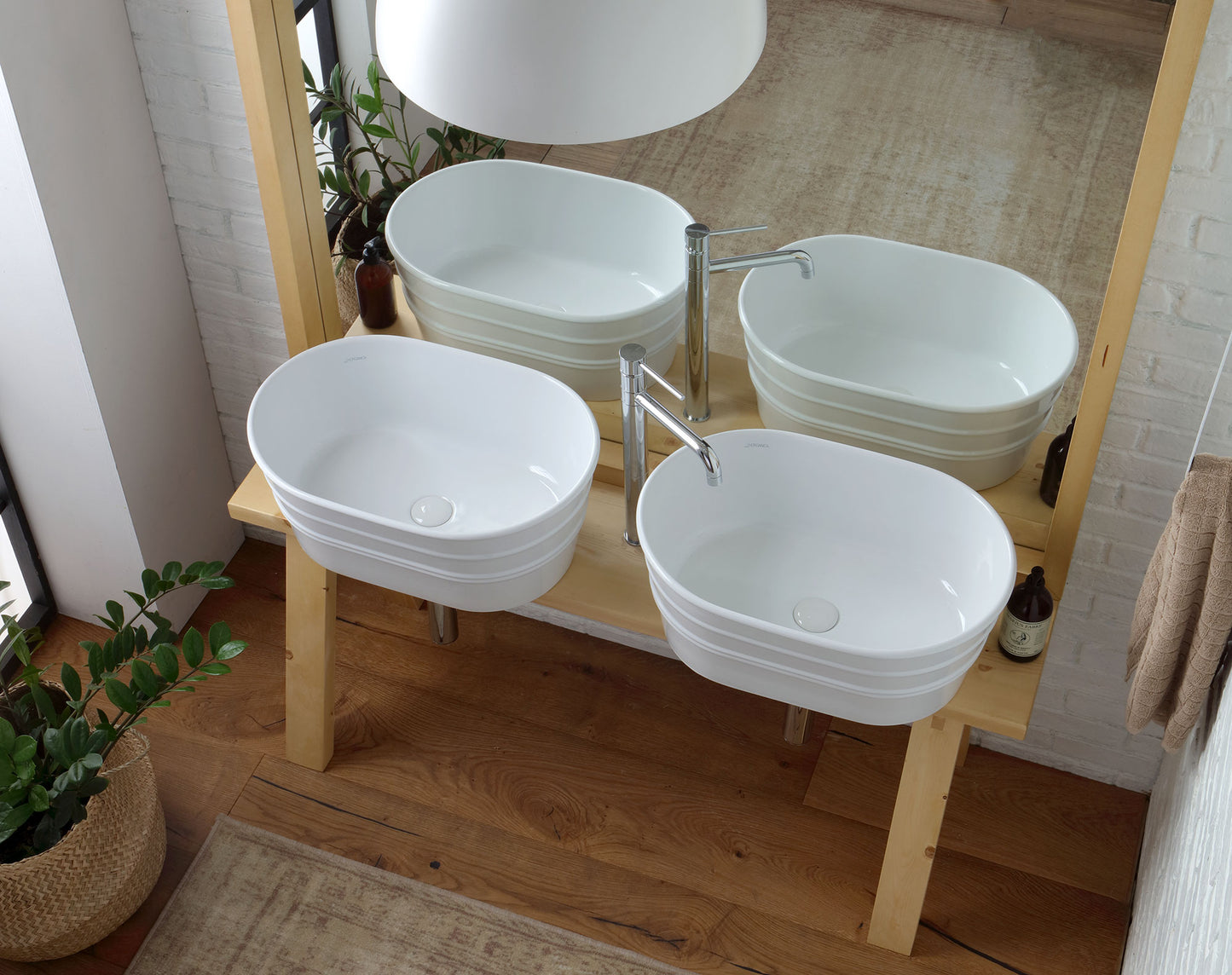 WOODEN FLOOR FURNITURE WITH MIRROR CANVAS TUB
