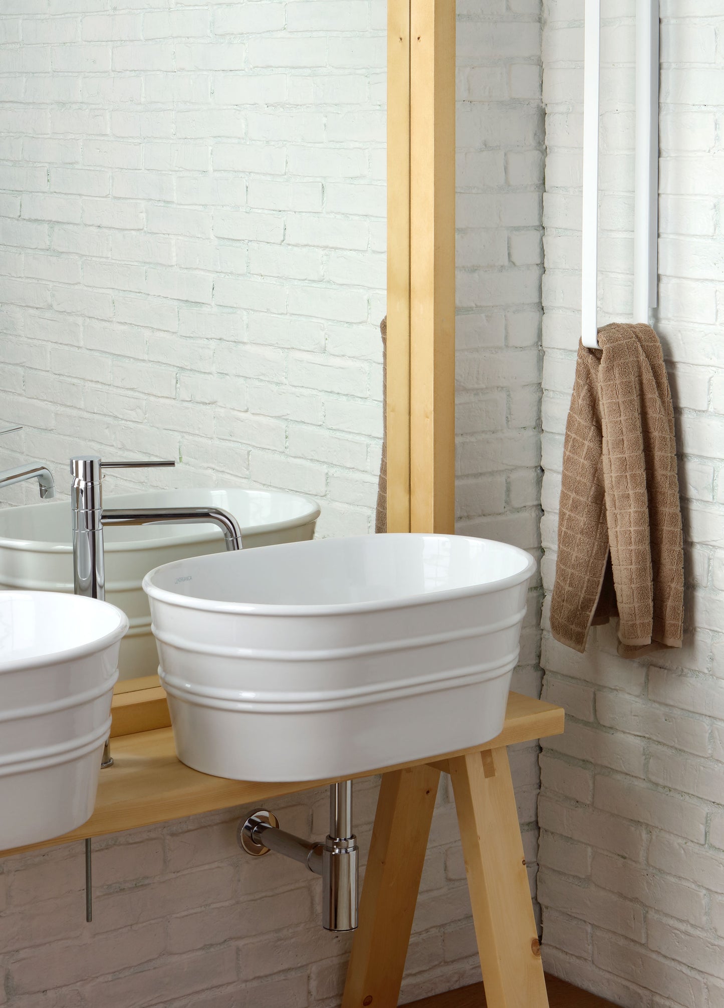 WOODEN FLOOR FURNITURE WITH MIRROR CANVAS TUB
