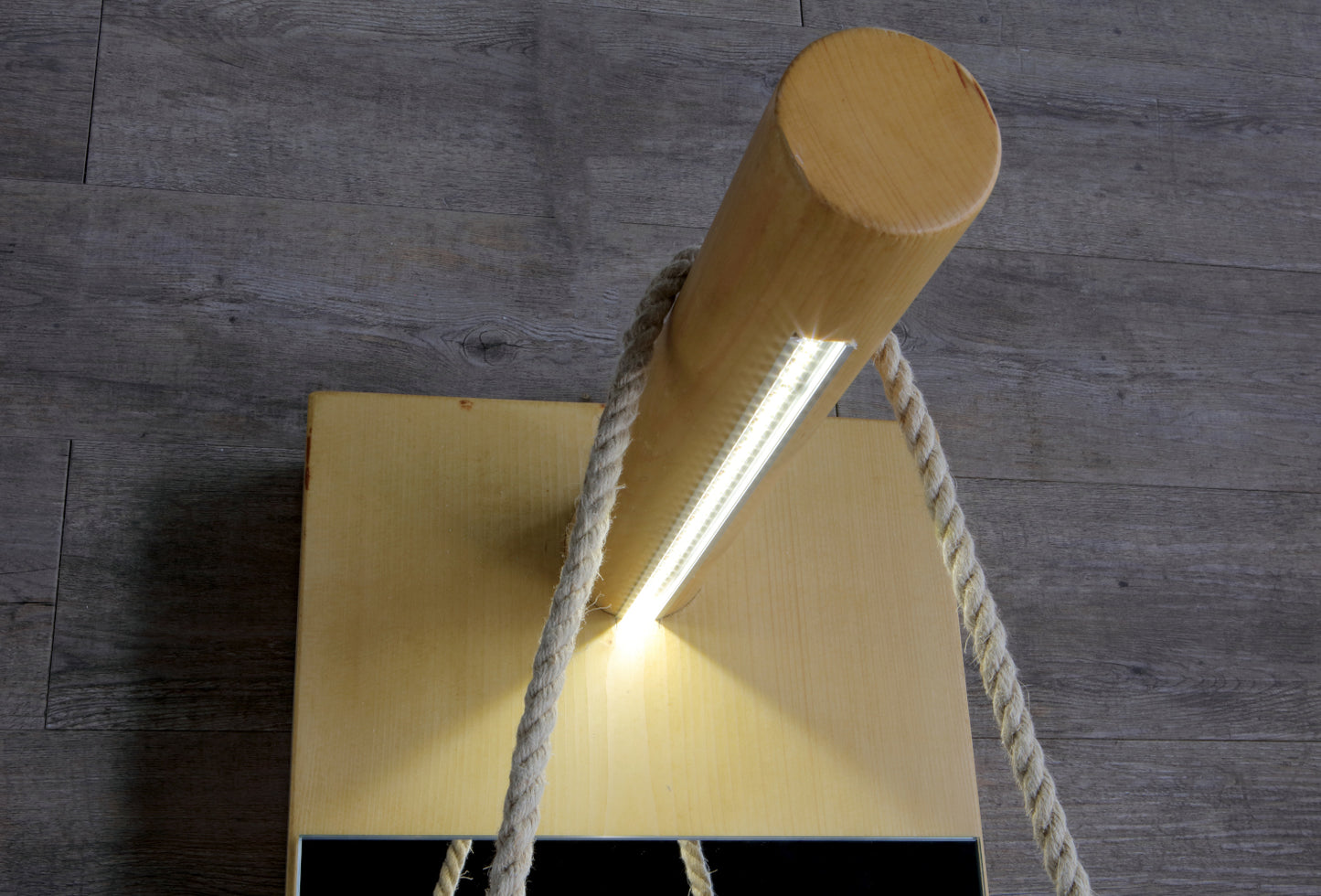 HOLZBODENSTRUKTUR MIT SPIEGEL POZZO TINOZZA