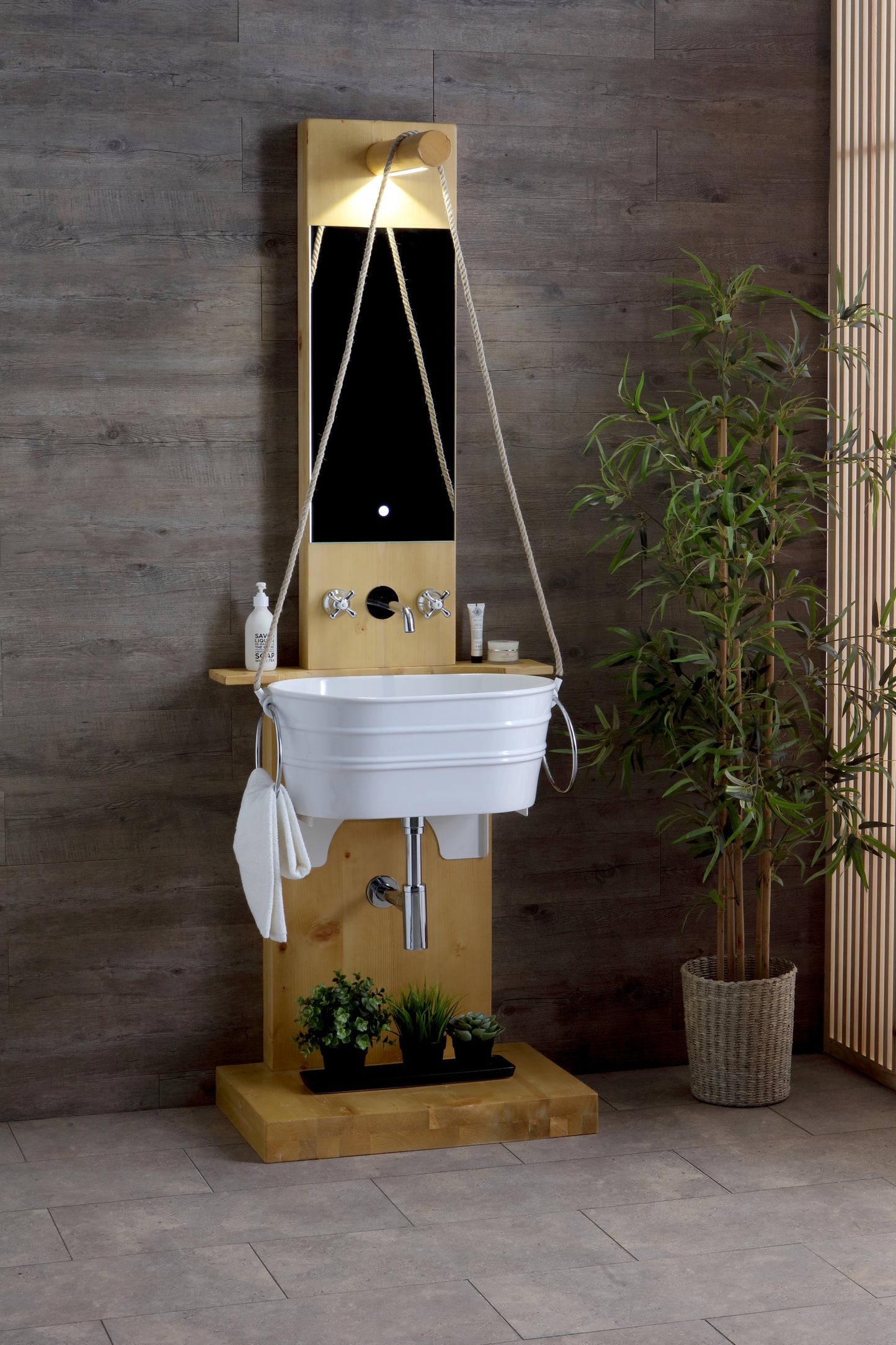 HOLZBODENSTRUKTUR MIT SPIEGEL POZZO TINOZZA