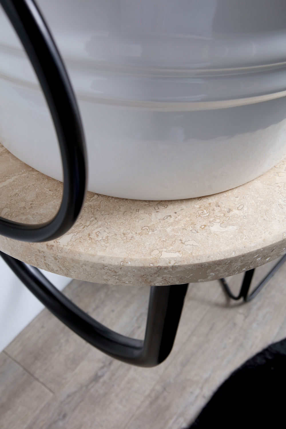 METALLSTRUKTUR MIT SPIEGEL UND VERTIKALEM MARMORREGAL STRAPUNTINO