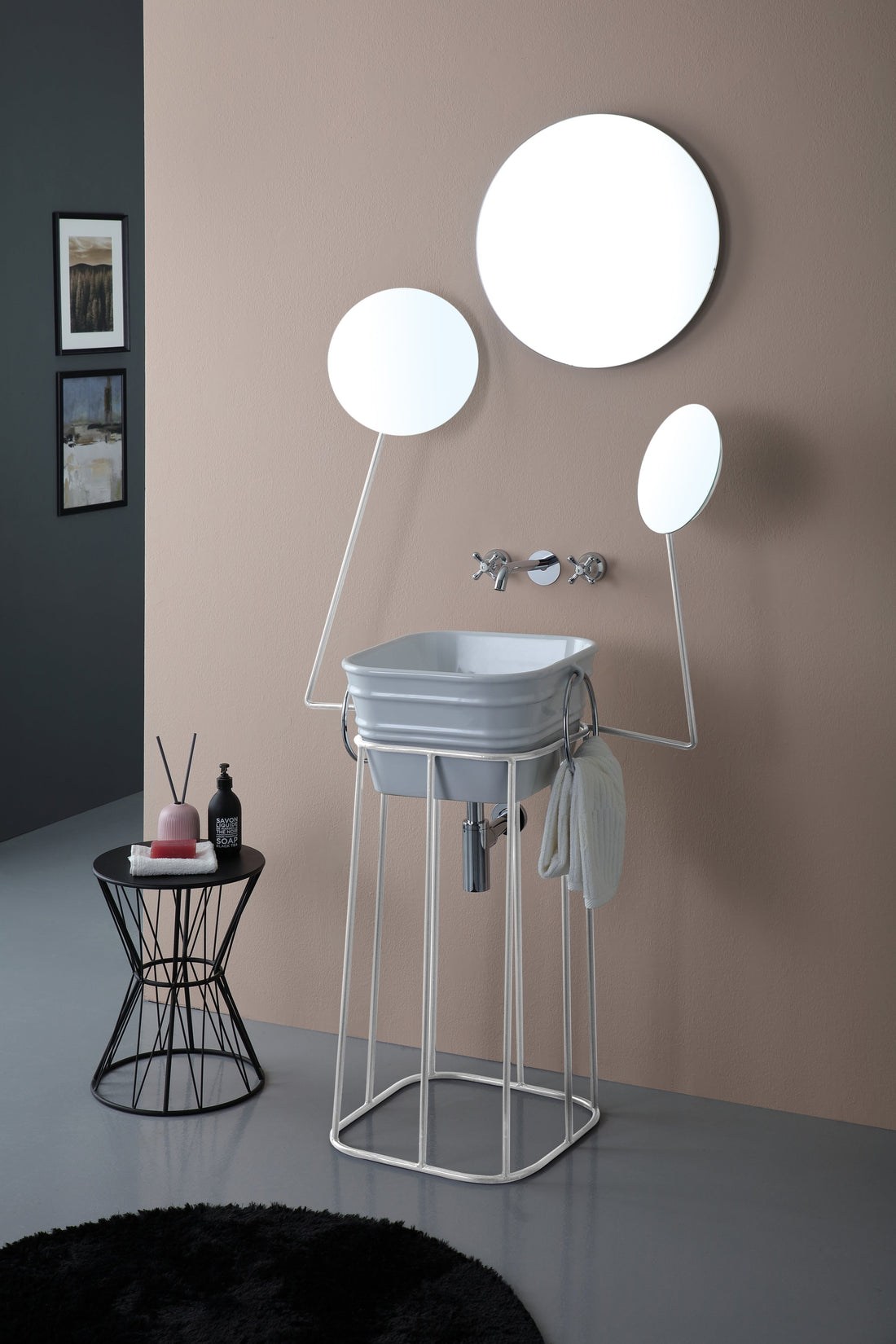 Bacile Cubo e Struttura Manichino: una composizione bagno scultorea Made in Italy