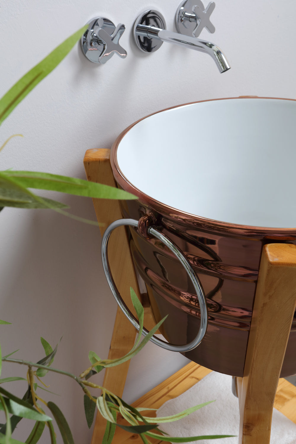 Composizione Bacile rame su struttura alta abete naturale