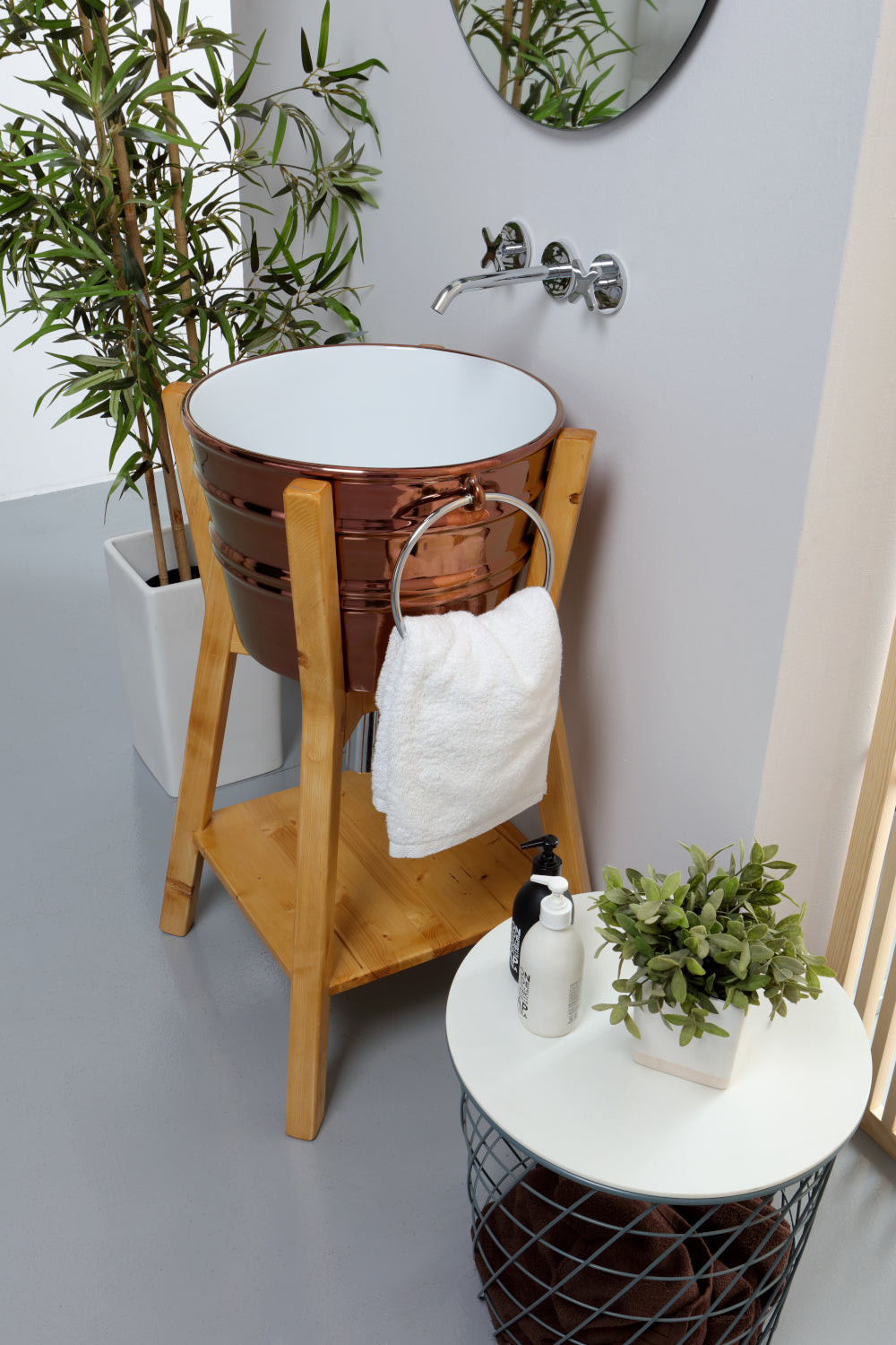 Composizione Bacile rame su struttura alta abete naturale