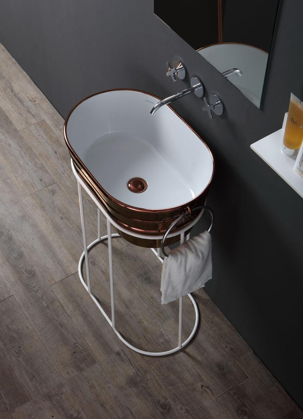 Composizione Tinozza rame su struttura in metallo alta bianca