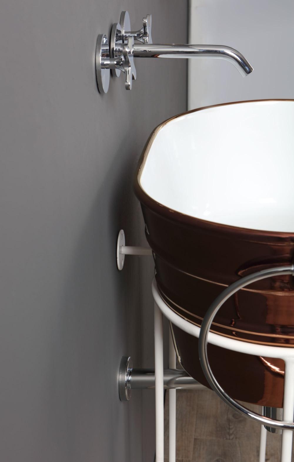 Composizione Tinozza rame su struttura in metallo alta bianca