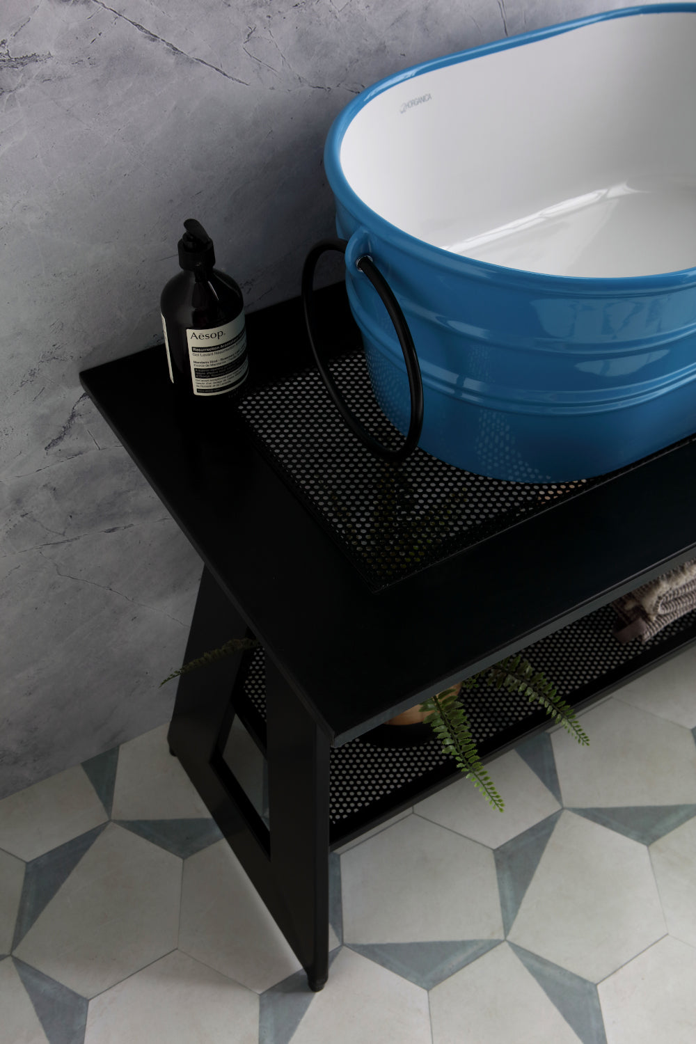 Composizione Tinozza Ciano su Cavalletto in metallo nero