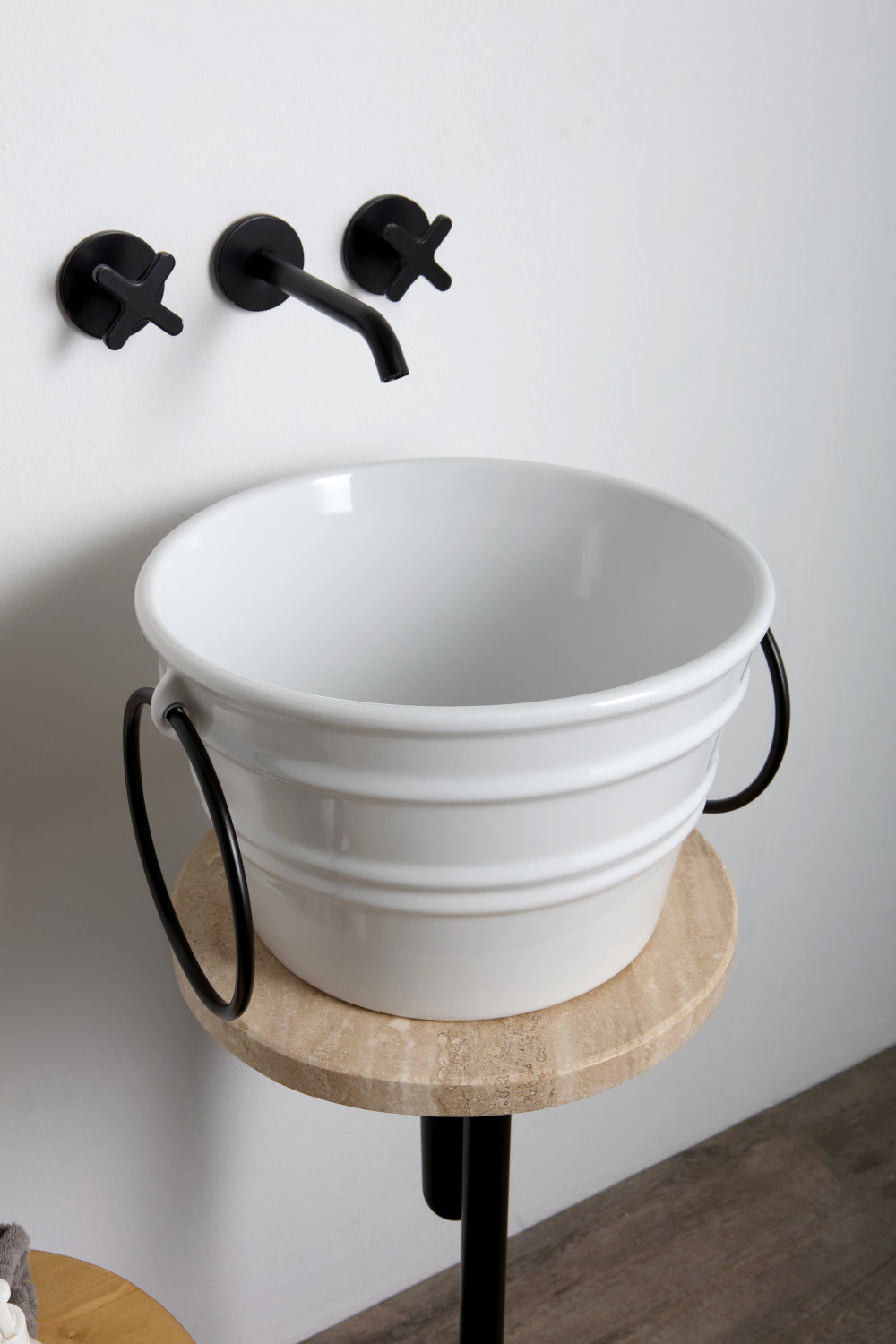 Struttura in metallo con top in marmo Sgabello