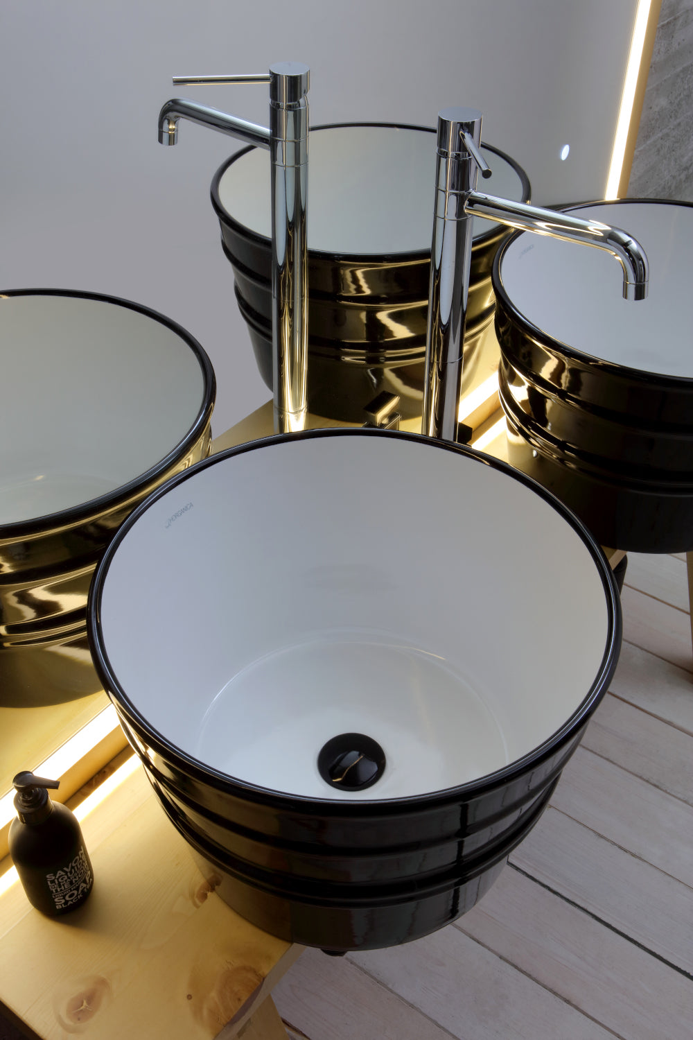 Mobile da terra in legno con specchio Tela Bacile