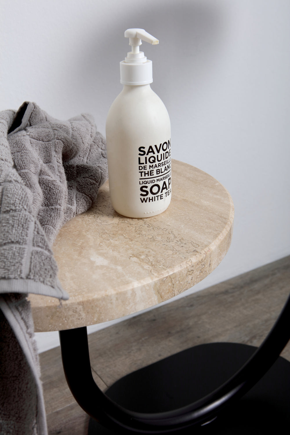 Struttura in metallo con top in marmo Sgabello