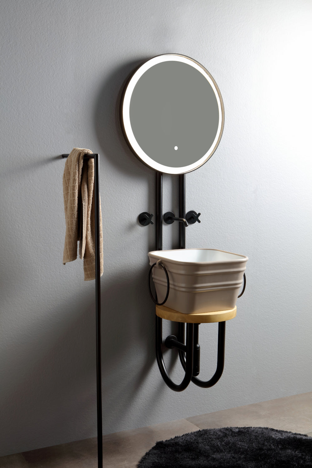 Struttura in metallo con specchio e ripiano in marmo Strapuntino