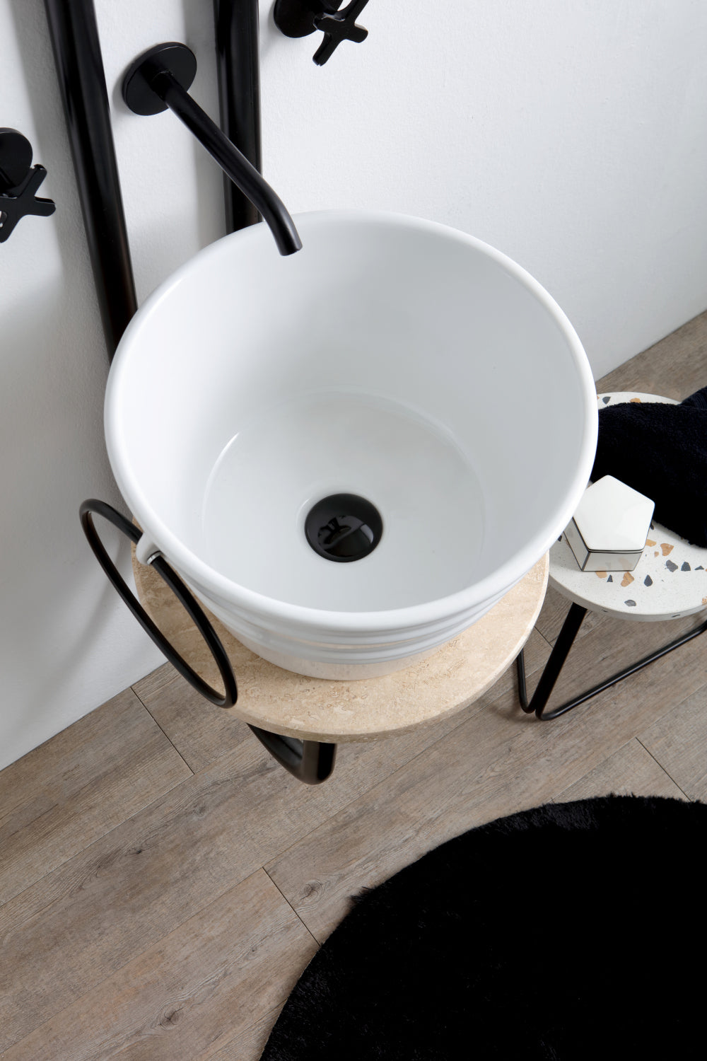 Struttura in metallo con specchio e ripiano in marmo Strapuntino